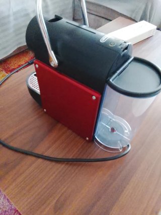 Cafetera Nespresso DeLonghi Krups PIXIE Roja