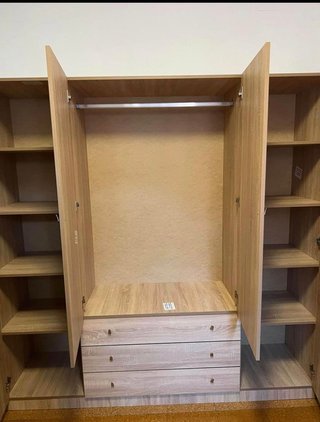 Armario de madera nuevo