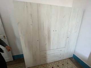 Armario de madera nuevo