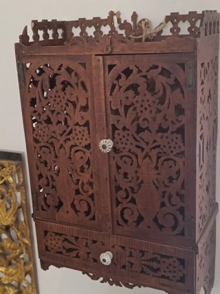 Armario de madera con marquetería