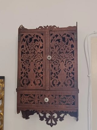 Armario de madera con marquetería