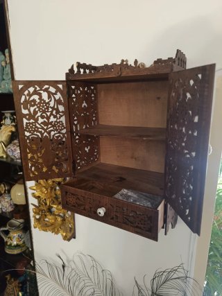 Armario de madera con marquetería