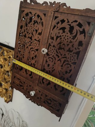 Armario de madera con marquetería