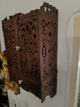 Armario de madera con marquetería