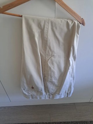 Pantalón beige hombre