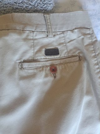 Pantalón beige hombre
