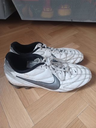 Botas de fútbol Nike blancas y plateadas