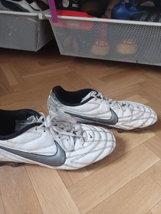 Botas de fútbol Nike blancas y plateadas