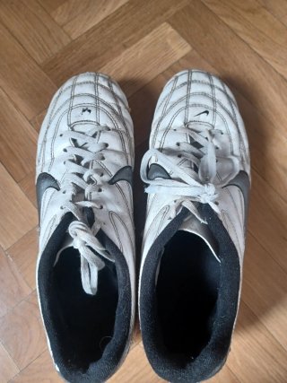 Botas de fútbol Nike blancas y plateadas