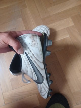 Botas de fútbol Nike blancas y plateadas