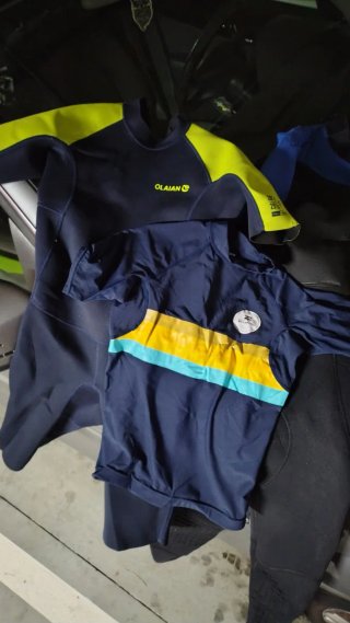 Traje de surf Billabong azul y amarillo
