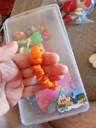 Lote 5 peluches y pulsera naranja