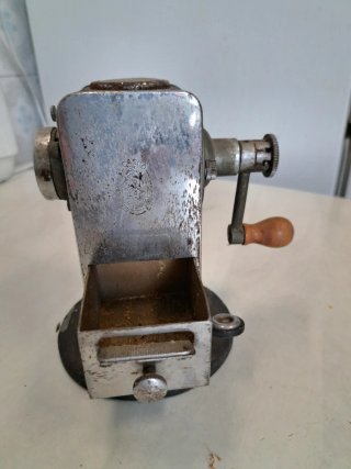 Sacapuntas antiguo de metal