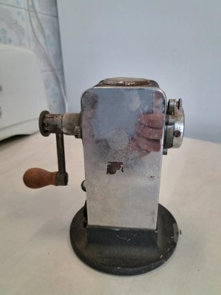 Sacapuntas antiguo de metal