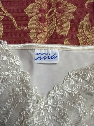 Camisón de seda blanco con encaje