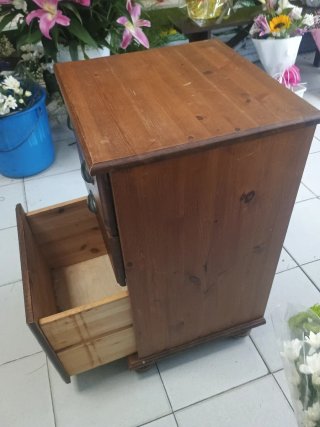 Mesita de noche de madera 75cm alto45cmancho41fond