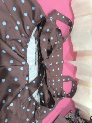 Blusa marrón lunares azules.