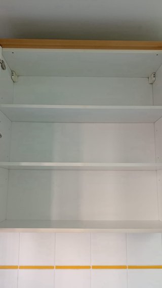 Muebles de cocina blancos con detalles amarillos