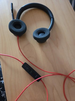 Cascos USB Negros con Cable Rojo