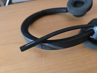 Cascos USB Negros con Cable Rojo