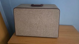 Máquina de coser SINGER con pedal y mueble