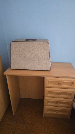 Máquina de coser SINGER con pedal y mueble
