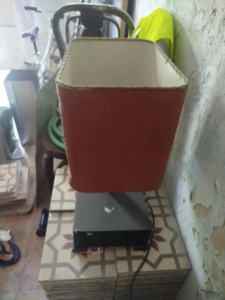 Lámpara de mesa piel y madera