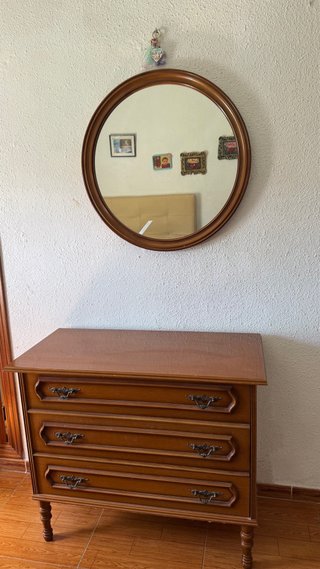 Cómoda de madera con espejo ovalado