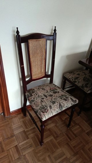 Silla de madera con asiento de tela y respaldo