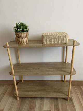 Estantería de madera y mimbre