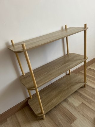 Estantería de madera y mimbre