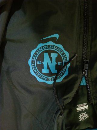 Sudadera Nike con capucha y logo