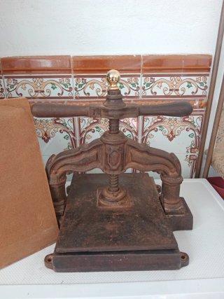 Prensa de papel antigua de hierro fundido