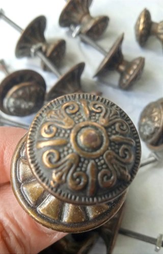 16 pomelli in ottone anni 60 originale