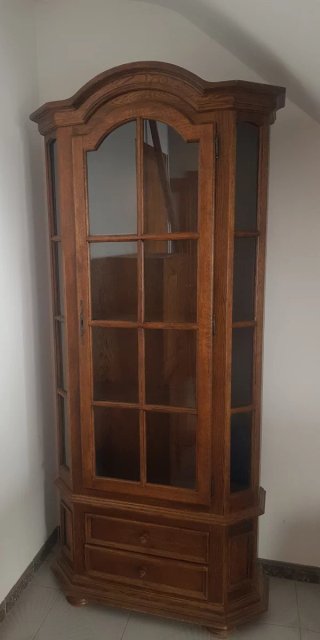 Vitrina de madera maciza con puertas de cristal