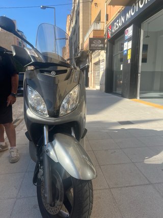 Yamaha Xmax 250 gris 11.000 km