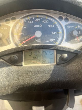 Yamaha Xmax 250 gris 11.000 km
