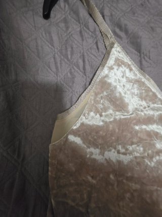 Camiseta tirantes terciopelo beige/gris