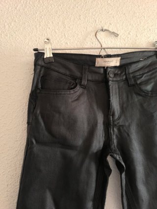 Pantalón Mango Negro Efecto Piel