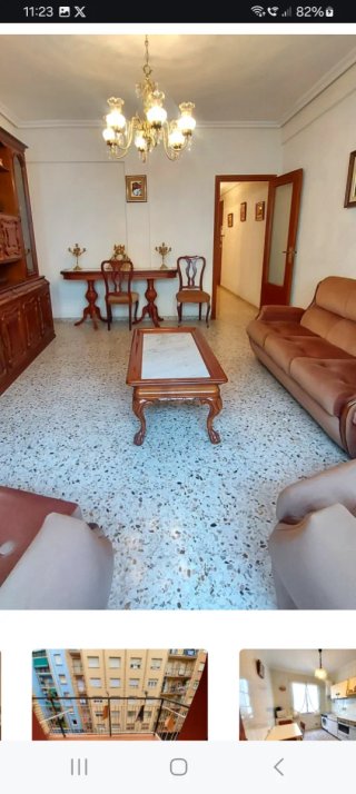 Librería y mesa de comedor de madera