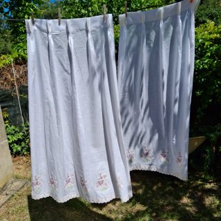 Cortinas de cocina bordadas,55x1.35 cada una.