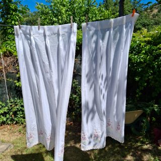 Cortinas de cocina bordadas,55x1.35 cada una.