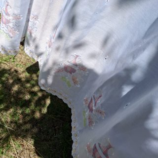 Cortinas de cocina bordadas,55x1.35 cada una.