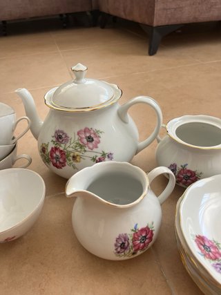 Juego de té de porcelana con flores