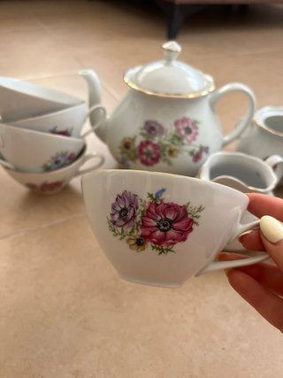 Juego de té de porcelana con flores
