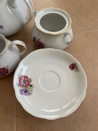 Juego de té de porcelana con flores