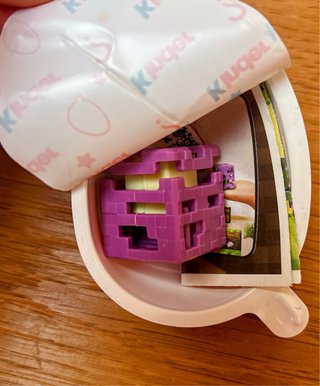 Figura Minecraft Kinder Joy cubo morado