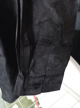 Camisa negra joven con dibujos Talla L