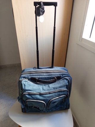 Equipaje de viaje azul con ruedas