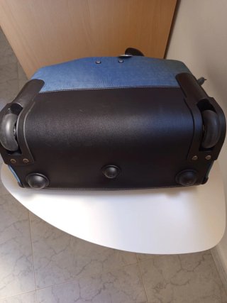 Equipaje de viaje azul con ruedas